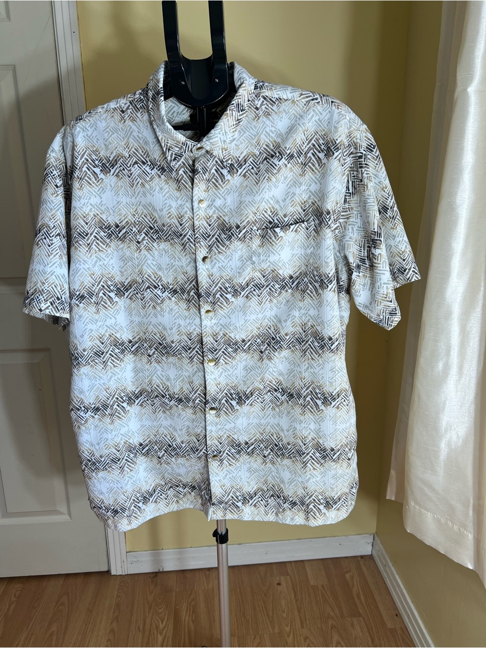 Van Heusen Men’s XXL Short Sleeve Button Down Geometric Pattern Shirt